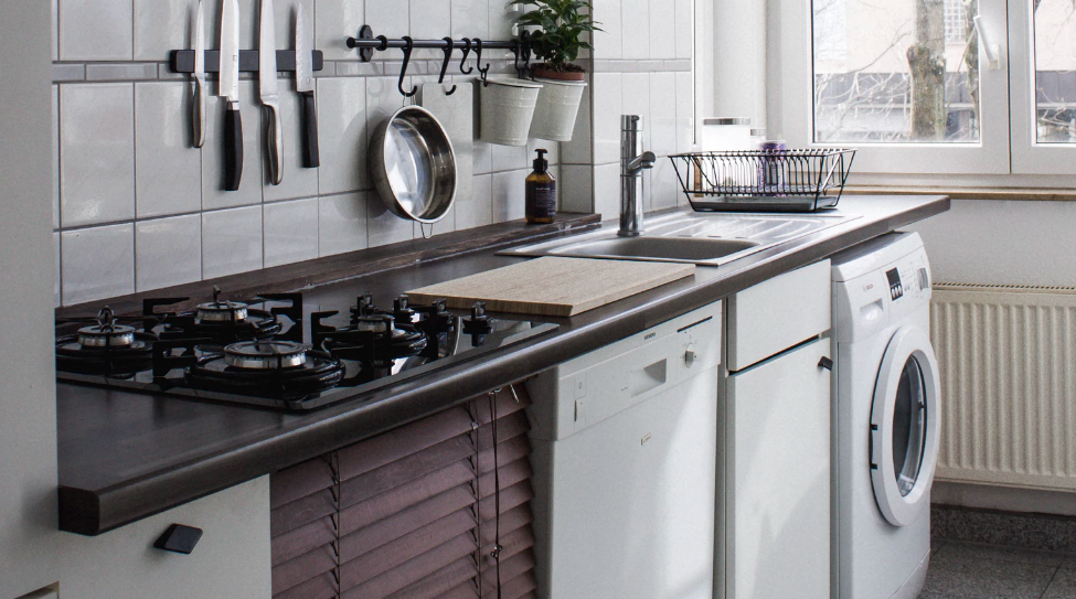 Dark Countertop - Light Cabinets